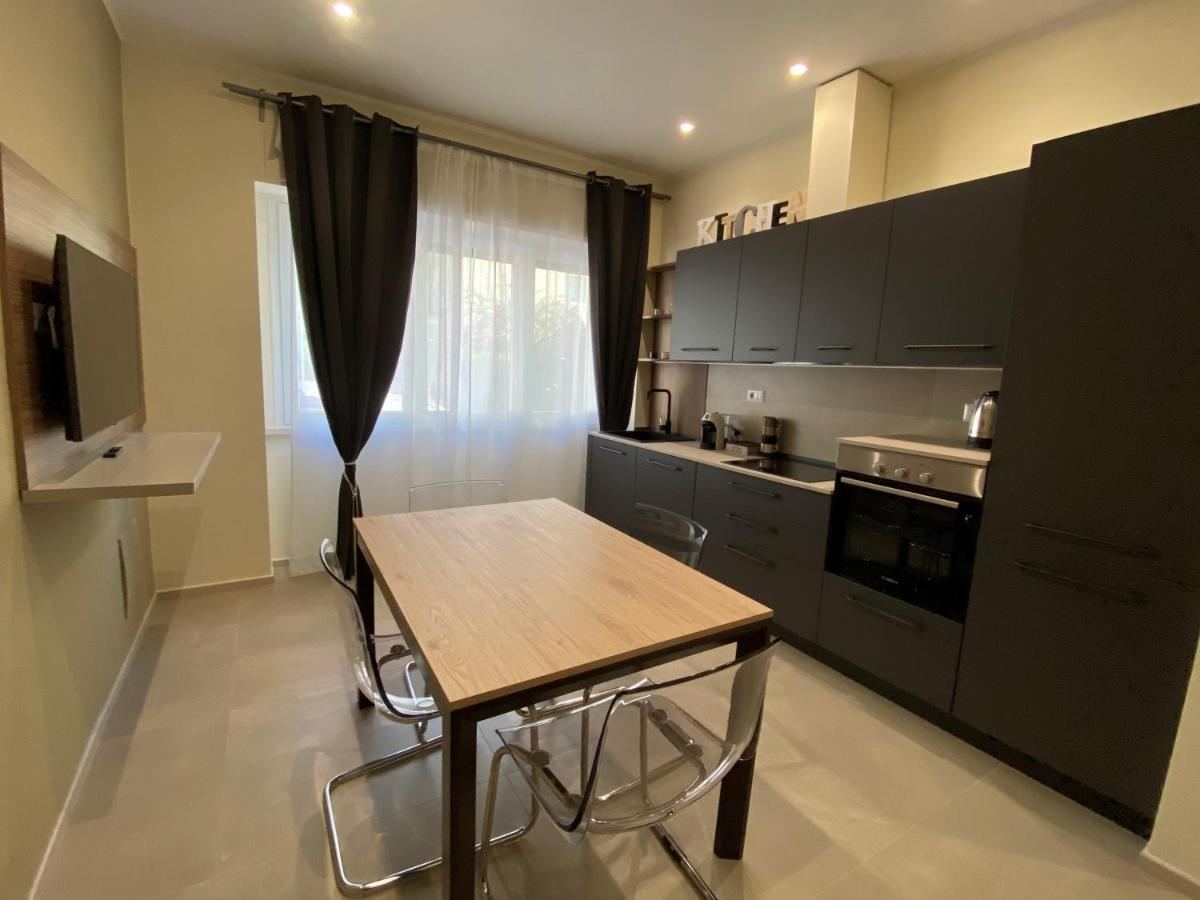 Levante Apartment And Room Бари Екстериор снимка