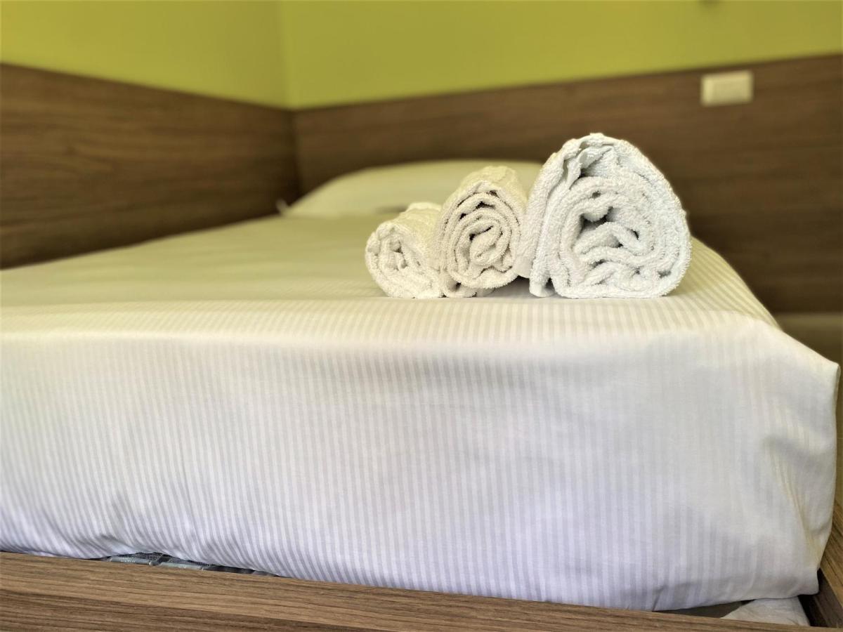 Levante Apartment And Room Бари Екстериор снимка