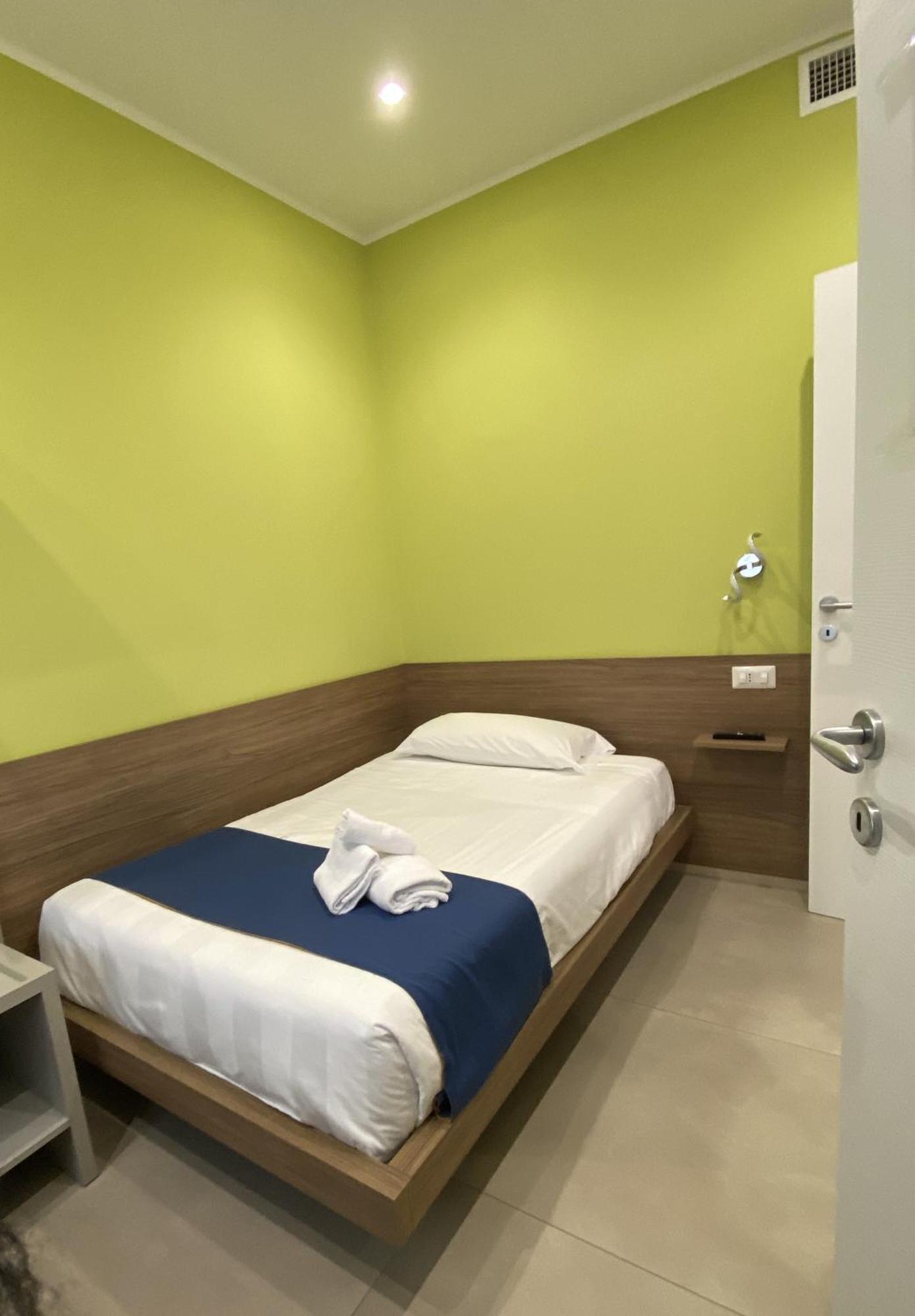 Levante Apartment And Room Бари Екстериор снимка