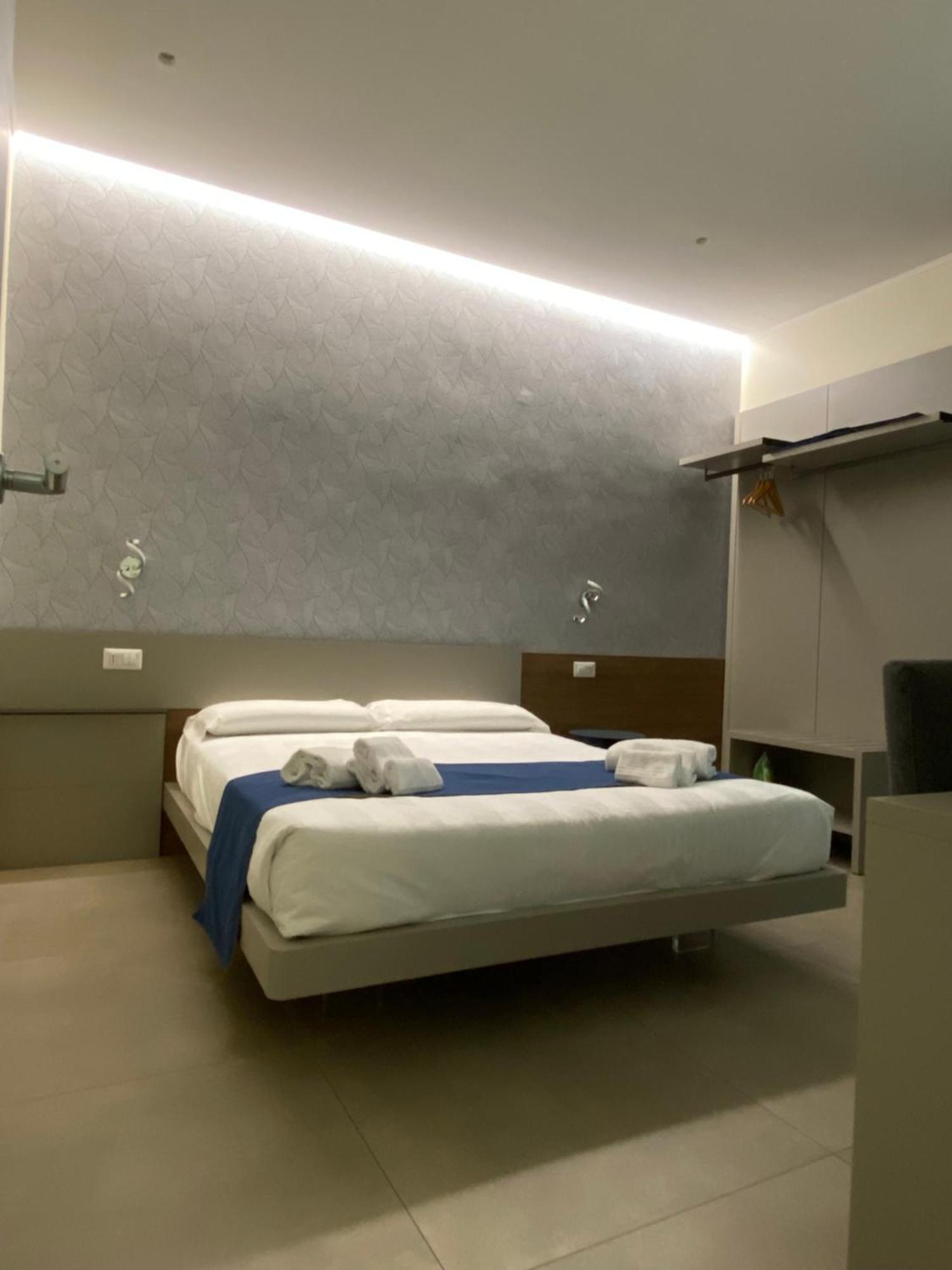 Levante Apartment And Room Бари Екстериор снимка